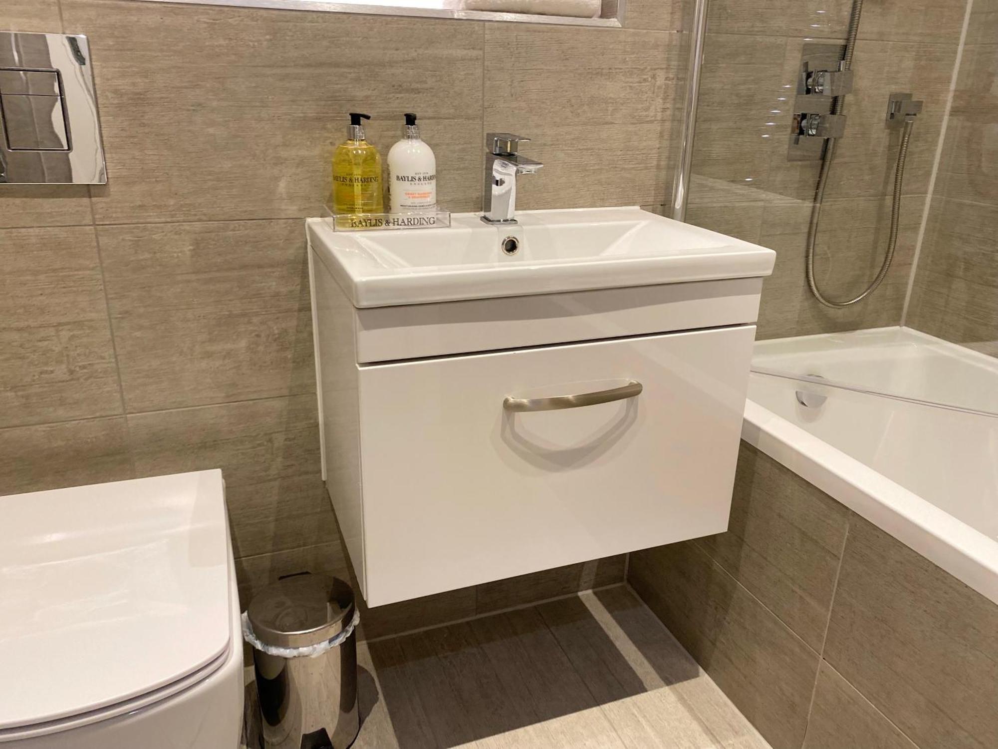 Newpointe Stunning 1-Bedroom Serviced Apartment Milton Keynes Zimmer foto